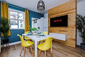 Stylish Spacious Home Great Location Sleeps 6