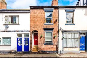 Stylish Spacious Home Great Location Sleeps 6