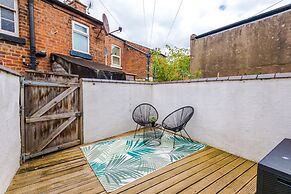 Stylish Spacious Home Great Location Sleeps 6