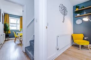 Stylish Spacious Home Great Location Sleeps 6