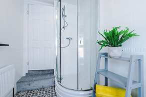Stylish Spacious Home Great Location Sleeps 6