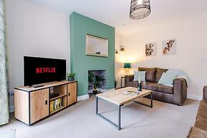 Modern Apartment Perfect for Business Sleeps 4