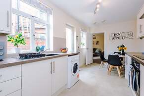 Modern Apartment Perfect for Business Sleeps 4