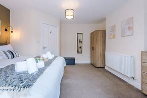 Modern Apartment Perfect for Business Sleeps 4