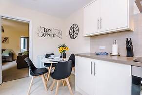 Modern Apartment Perfect for Business Sleeps 4