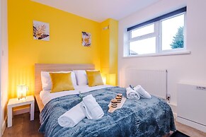 NEW Spacious Apartment Ideal for Business Work