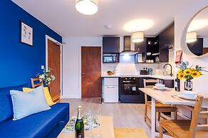 NEW Spacious Apartment Ideal for Business Work