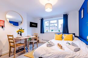 NEW Spacious Apartment Ideal for Business Work