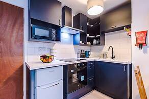 NEW Spacious Apartment Ideal for Business Work