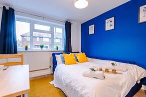 NEW Spacious Apartment Ideal for Business Work