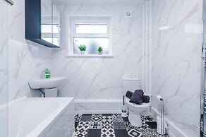 NEW Spacious Apartment Ideal for Business Work