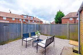 NEW Spacious Apartment Ideal for Business Work