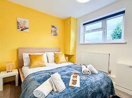 NEW Spacious Apartment Ideal for Business Work