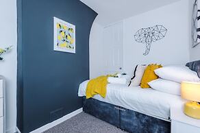 NEW Spacious Stylish Home City Centre Sleep 4