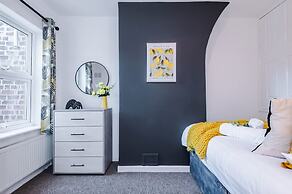 NEW Spacious Stylish Home City Centre Sleep 4