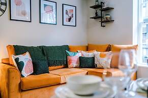 NEW Stylish 1-bed Flat Great Location Sleeps 4