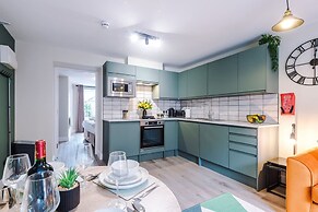 NEW Stylish 1-bed Flat Great Location Sleeps 4