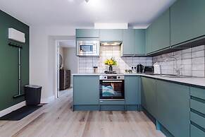 NEW Stylish 1-bed Flat Great Location Sleeps 4
