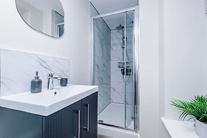 NEW Stylish 1-bed Flat Great Location Sleeps 4