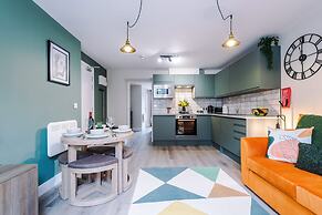 NEW Stylish 1-bed Flat Great Location Sleeps 4