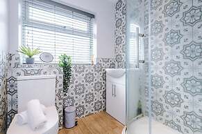 NEW Stunning Bungalow Ideal for Groups Parking