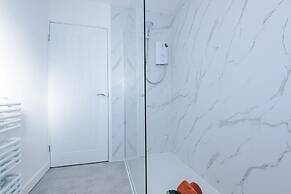 Gorgeous Home in Chester Sleeps 6 With Parking