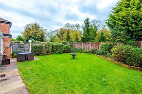 Comfy 4-bed Home Ideal for Workers Free Parking