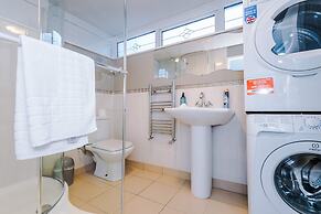 Comfy 4-bed Home Ideal for Workers Free Parking