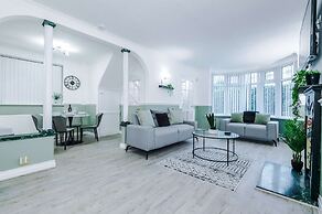 Comfy 4-bed Home Ideal for Workers Free Parking