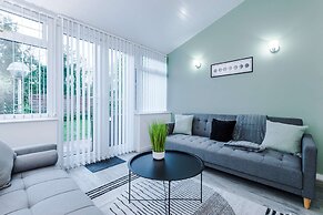 Comfy 4-bed Home Ideal for Workers Free Parking