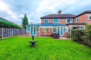 Comfy 4-bed Home Ideal for Workers Free Parking