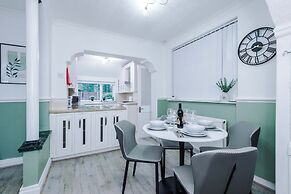 Comfy 4-bed Home Ideal for Workers Free Parking
