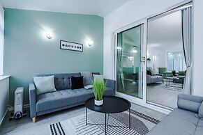 Comfy 4-bed Home Ideal for Workers Free Parking