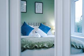 Comfy 4-bed Home Ideal for Workers Free Parking