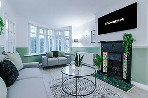 Comfy 4-bed Home Ideal for Workers Free Parking