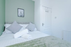 Comfy 4-bed Home Ideal for Workers Free Parking