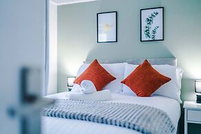 Comfy 4-bed Home Ideal for Workers Free Parking