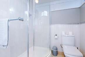 Comfy 4-bed Home Ideal for Workers Free Parking
