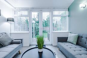 Comfy 4-bed Home Ideal for Workers Free Parking