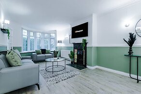 Comfy 4-bed Home Ideal for Workers Free Parking
