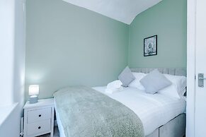 Comfy 4-bed Home Ideal for Workers Free Parking