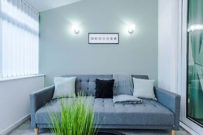 Comfy 4-bed Home Ideal for Workers Free Parking