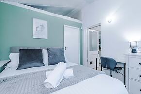 Comfy 4-bed Home Ideal for Workers Free Parking