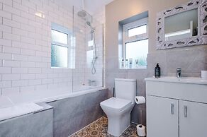 Comfy 4-bed Home Ideal for Workers Free Parking