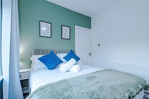 Comfy 4-bed Home Ideal for Workers Free Parking
