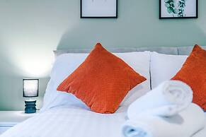 Comfy 4-bed Home Ideal for Workers Free Parking
