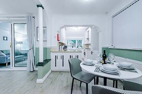 Comfy 4-bed Home Ideal for Workers Free Parking