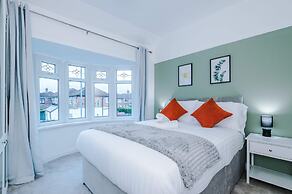 Comfy 4-bed Home Ideal for Workers Free Parking