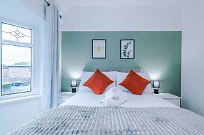 Comfy 4-bed Home Ideal for Workers Free Parking