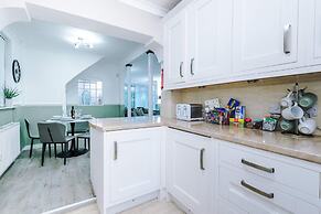 Comfy 4-bed Home Ideal for Workers Free Parking